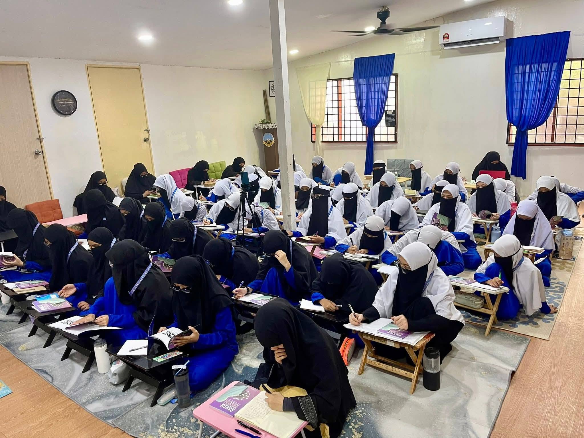 Pelajar Maahad sedang mengaji